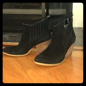 Crown Vintage she’s Lasso booties in black⭐️💫